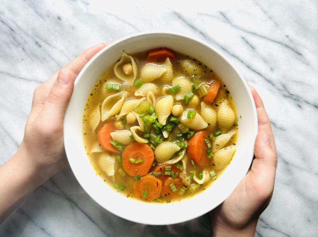 Soupe végétarienne aux légumes, pois chiches et pâtes rotini