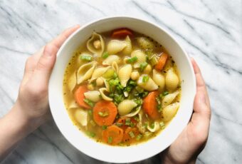 Soupe végétarienne aux légumes, pois chiches et pâtes rotini